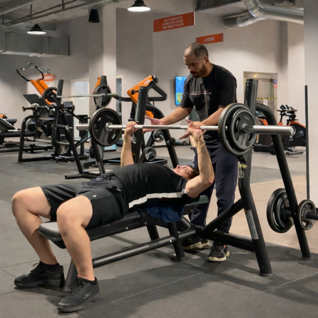Coach sportif en action - séance d'entraînement personnalisé